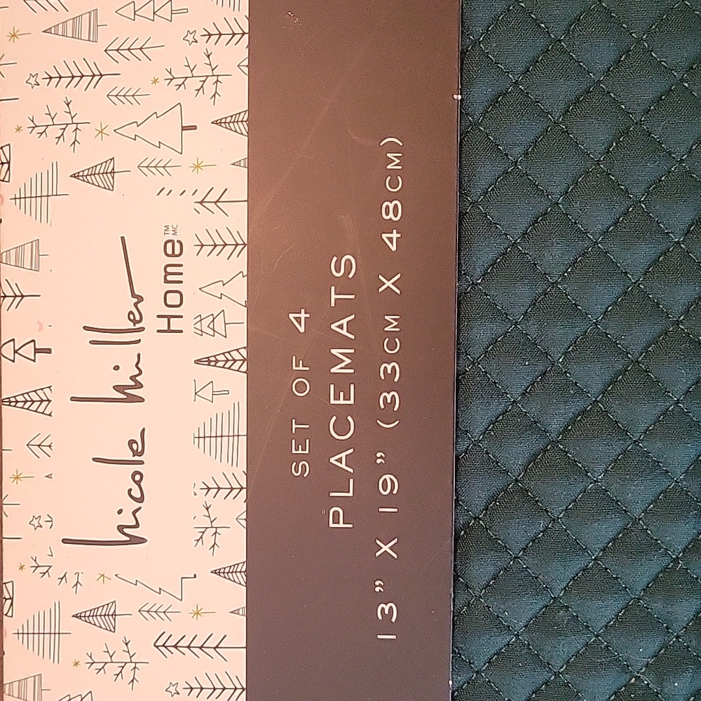 NICOLE MILLER HOME (4) PLACEMATS  13" X 19"  GREEN